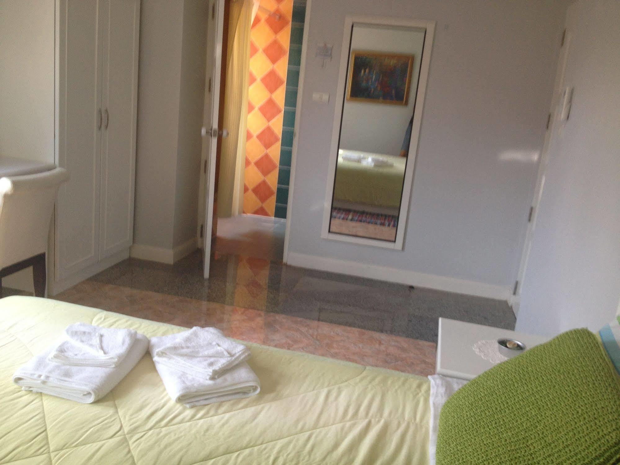 Yiasu Bed And Breakfast Pattaya Esterno foto
